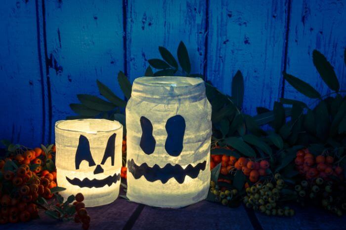 Halloween Table Ideas - Halloween mason jar luminaries