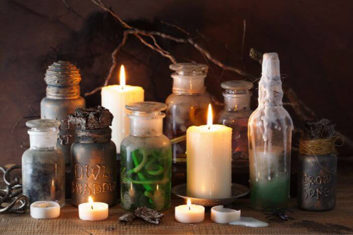 Halloween Table Ideas - Halloween specimen jars